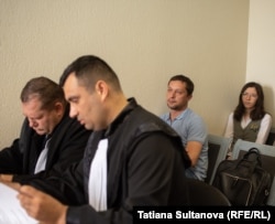 Pavel Gîrleanu și avocații Lilian Rudei, Anatolie Pitel în ședința de judecată din 4 iunie 2024.