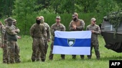 Военнослужащие с флагом украинского легиона "Свобода России"