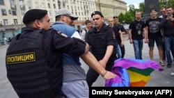 Задержание участника акции в защиту прав ЛГБТ-людей в Москве в 2015 году