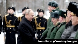 Владимир Путин с участниками церемонии возложения венка к Могиле Неизвестного Солдата. Москва, 23 февраля 2024 года