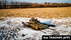 Знищений раніше Силами оборони України танк армії РФ на Харківщині, 22 лютого 2023 року