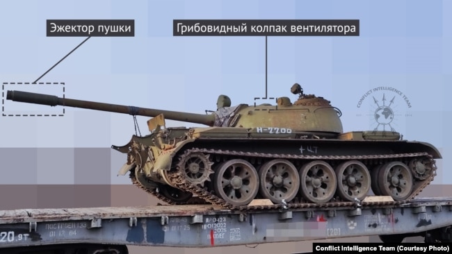 Т-54Б, модернизированный из Т-54А, или Т-54Б нового производства на железнодорожной платформе, следующей из Приморского края на запад России, март 2023 года