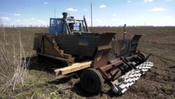 Un fermier ucrainean își ară câmpurile minate cu un tractor teleghidat 