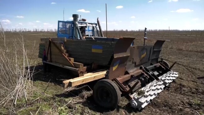 Un fermier ucrainean își ară câmpurile minate cu un tractor teleghidat 