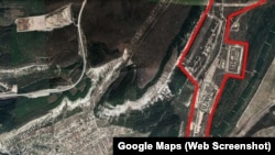Поселок Сахарная головка и расположенные рядом ракетные склады (территория отмечена красным). Скриншот спутниковой карты Google