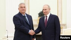 Премиерът на Унгария Виктор Орбан и президентът на Русия Владимир Путин се поздравяват пред журналисти в Москва, 5 юли 2024 г.