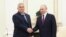 Премиерът на Унгария Виктор Орбан и президентът на Русия Владимир Путин се поздравяват пред журналисти в Москва, 5 юли 2024 г.