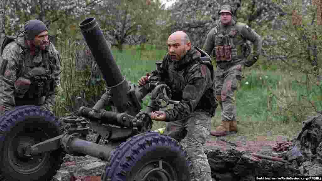 Аеророзвідники знаходять ціль &ndash; це скупчення російських військових у посадках неподалік Бахмуту. Знов лунає команда &laquo;До бою&raquo;