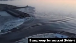Последствия подрыва дамбы Каховской ГЭС российскими войсками, 6 июня 2023 года. Скриншот с видео