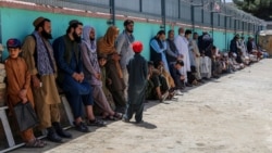 People line up to get free eye treatment in the Afghan capital, Kabul. (file photo) 