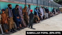 People line up to get free eye treatment in the Afghan capital, Kabul. (file photo) 