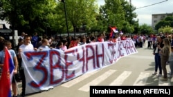 Učenici osnovnih škola u Zvečanu na protestu 5. juna drže transparent na kome piše "Zvečan je večan"