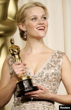  Рийз Уидърспун печели „ Оскар “ за най-хубава женска роля през 2006 година 