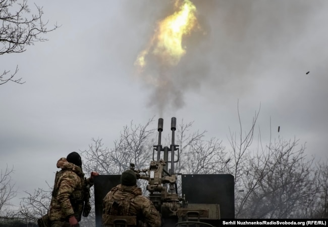 Українські військовослужбовці ведуть вогонь зенітною гарматою на передовій поблизу міста Бахмуту на Донеччині, 6 березня 2024 року
