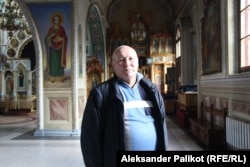 Iurii Smal, un deputat local al partidului naționalist Svoboda, conduce comisia parohială din catedrala Hmelnițkii.