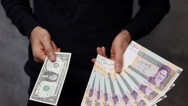 نرخ دلار در ایران از ۵۲ هزار تومان فراتر رفت
