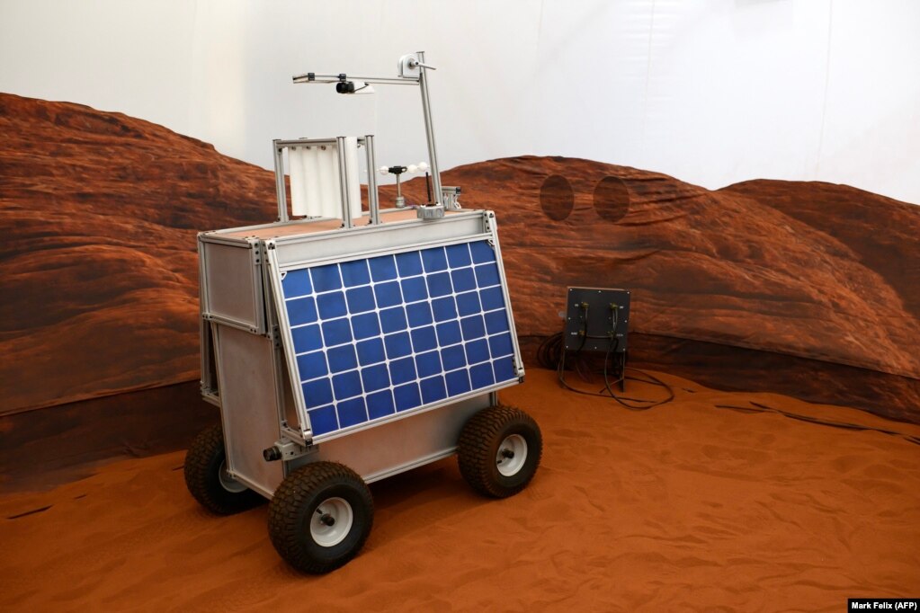 Një panel diellor në pjesën e jashtme të mjedisit të simuluar marsian të NASA-s.
