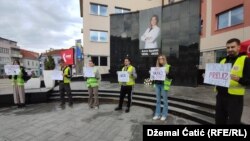 Mladi iz Bihaća drže natpise sa porukama upozorenja, nakon smrti njihove sugrađanke Azre Spahić na pješačkom prelazu u Sarajevu, Bihać, BiH, 4. jun 2023.