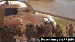 Российские наемники, садящиеся в вертолет на севере Мали. Иллюстративное фото
