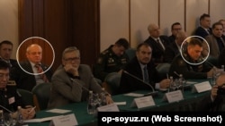 Віктор Крейдіч (ліворуч), представник головного військово-політичного управління Міноборони РФ Сергій Гусєв (праворуч)