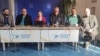 Pjesëtarë të shoqërisë civile serbe në Kosovë gjatë një konference për media. Nga e majta në të djathtë: Ivan Nikoliq, Aleksandar Rapajiq, Jovana Radosavleviq, Vlladan Trifiq, Darko Dimitrijeviq dhe Miodrag Milliqeviq. 
