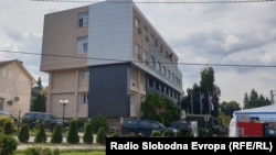 Pripadnici KFOR-a ispred Opštine Leposavić, u čijoj se neposrednoj blizini, na 50 metara nalaze škole, avgust 2023.