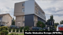 Nikolin otac Radoica Radomirović je ubeđen da je iza hapšenja njegovog sina politička pozadina, odnosno to što su se obojica angažovali u kosovskim institucijama.( Foto: Zgrada opštine, Leposavić, sever Kosova, 15. avgust 2023.)