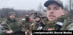 Російські військові з батальйону "Крим", попереду боєць з іграшкою Чебурашка