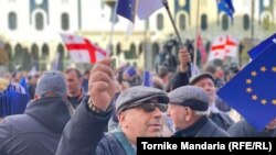 Demonstranti ispred gruzijskog parlamenta na skupu koji je organizovala glavna opozicijska snaga u zemlji, Ujedinjeni nacionalna pokret, 9. april 2023.