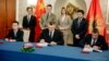 Szerződést írnak alá 2023. március 29-én a Shandong-konzorcium és a montenegrói kormány képviselői, köztük Dritan Abazović miniszterelnök (jobbra áll)