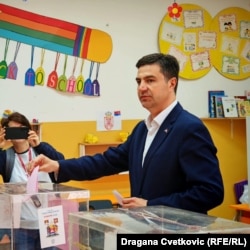 Dragoslav Pavlović iz Srpske napredne stranke u Nišu na glasanju 2. juna
