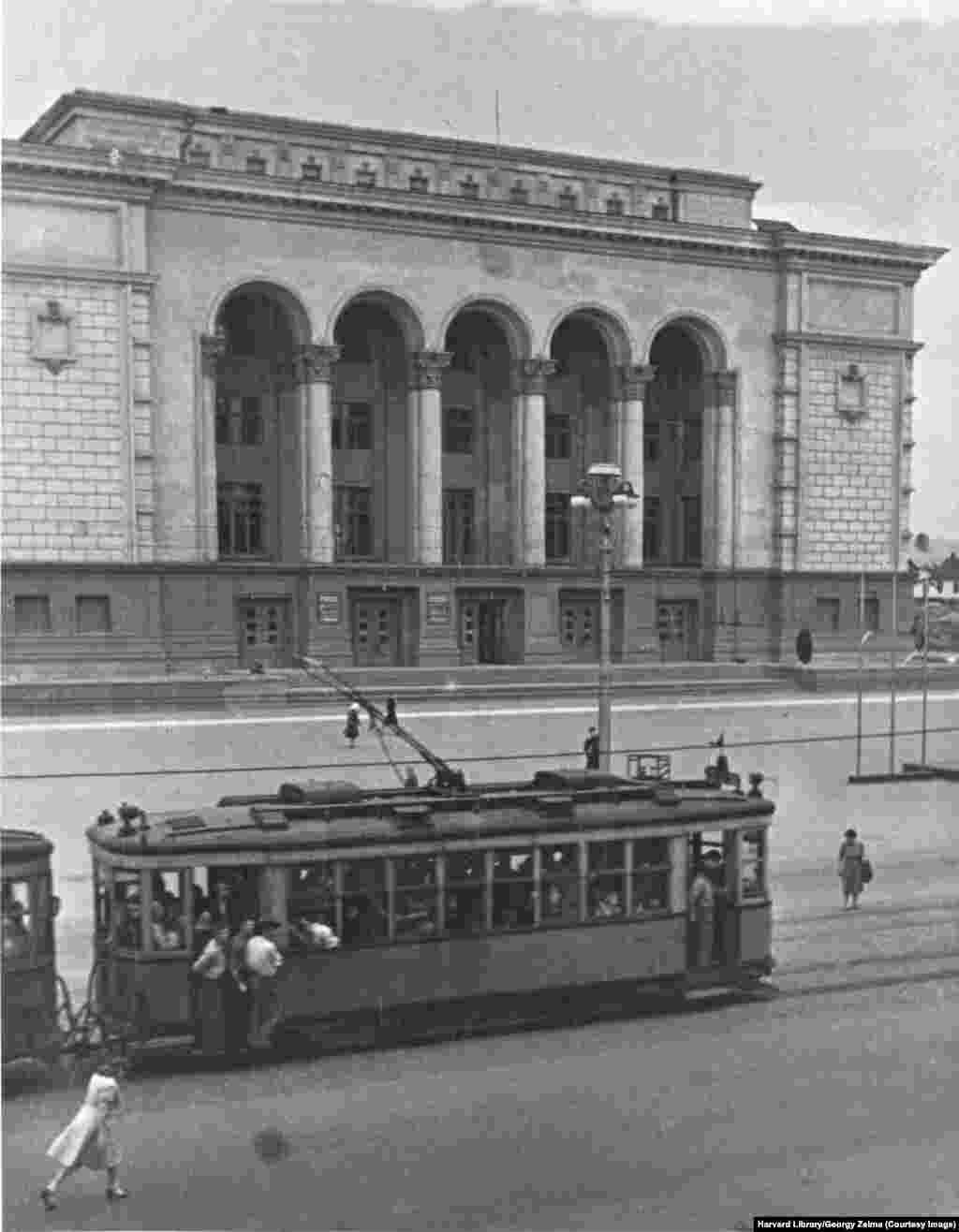 Трамвай проїжджає повз Донецький театр, відомий у той час як Сталінський драматичний театр