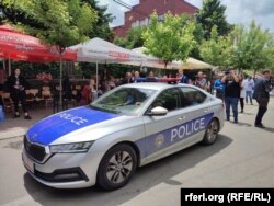 Makina e Policisë së Kosovës, e bllokuar në rrugë.