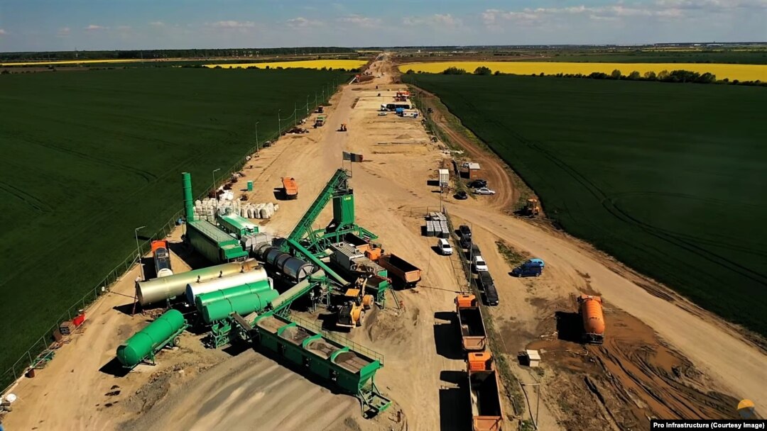 Aproximativ 800 de kilometri de autostradă sunt în lucru în prezent în țară. România nu a ajuns încă la 1.000 de km de drumuri rapide.