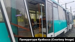 На месте столкновения трамваев в городе Кемерове, административном центре Кемеровской области России