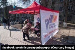 Un cort amplasat de Mișcarea Pentru Popor, în cadrul campaniei de colectare a semnăturilor pentru obligarea Guvernului să achite facturile cetățenilor pentru perioada rece a anului