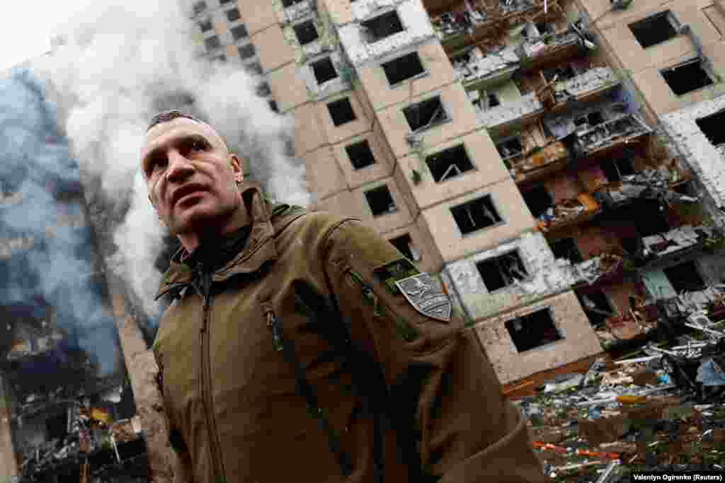 Кметът на Киев Виталий Кличко разглежда опустошенията край жилищна сграда в града. Украинската столица Киев,&nbsp;Харков&nbsp;и други градове в Украйна бяха подложени на нов масиран обстрел с ракети и дронове от Русия през нощта на 2 януари.