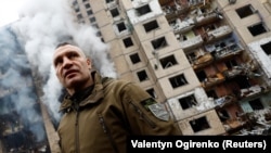 Gradonačelnik Kijeva Vitalij Kličko posjetio je mjesta ruskog napada na ukrajinsku prijestonicu, 2. januara 2024.