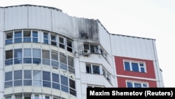 Вид на поврежденный многоэтажный жилой дом после атаки беспилотника в Москве, 30 мая 2023 года
