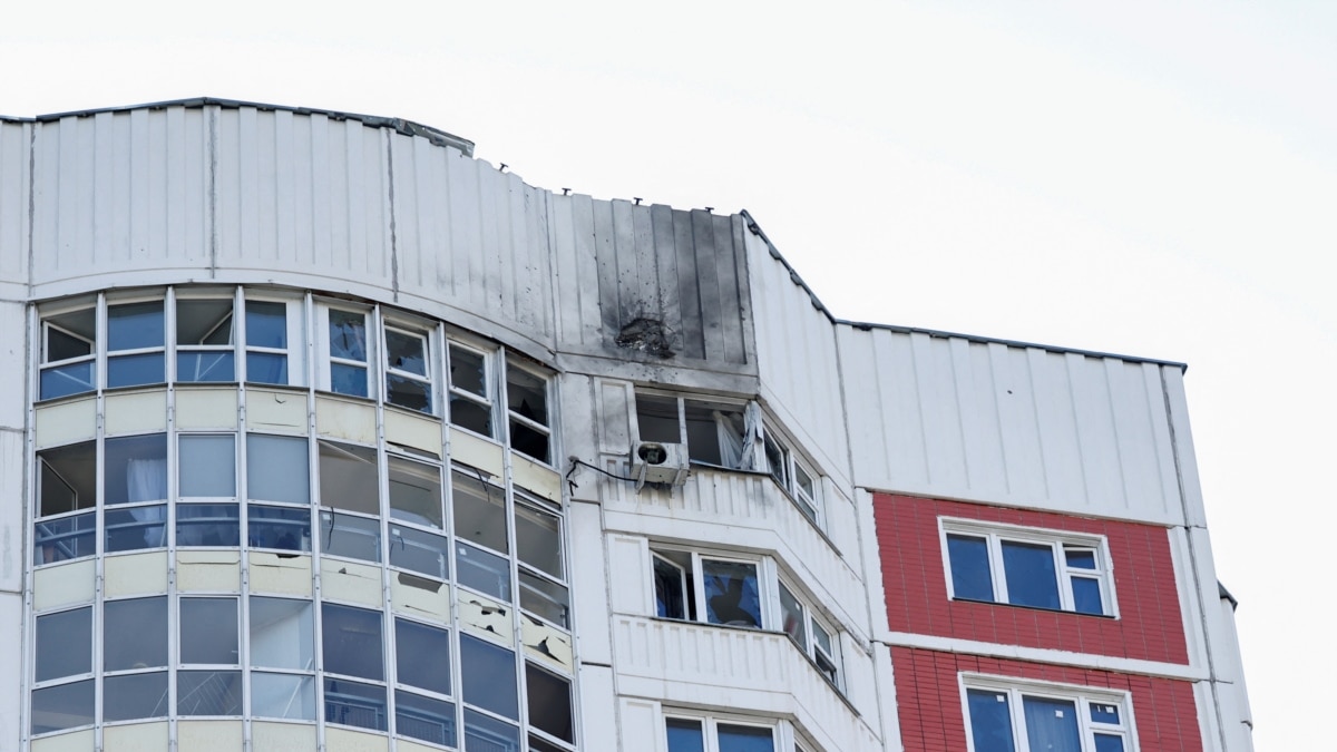 В Москве беспилотники попали в жилые дома