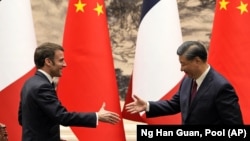 Президент Франції Еммануель Макрон (ліворуч) та глава Китаю Сі Цзіньпін. Пекін, 6 квітня 2023 року