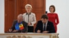 Ursula von der Leyen, președinta Comisiei Europene și președinta moldoveană Maia Sandu asistă la semnarea unui acord economic între R. Moldova și UE, Chișinău, 12 octombrie 2023 