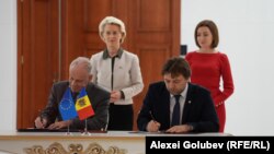 Ursula von der Leyen, președinta Comisiei Europene și președinta moldoveană Maia Sandu asistă la semnarea unui acord economic între R. Moldova și UE, Chișinău, 12 octombrie 2023 