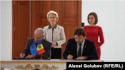 Ursula von der Leyen, președinta Comisiei Europene, și președinta moldoveană Maia Sandu asistă la semnarea unui acord economic între Republica Moldova și UE, Chișinău, 12 octombrie 2023.