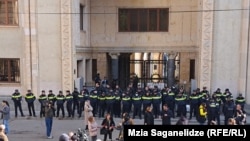 Ոստիկանները հսկում են Վրաստանի խորհրդարանի շենքի մուտքը, Թբիլիսի: 