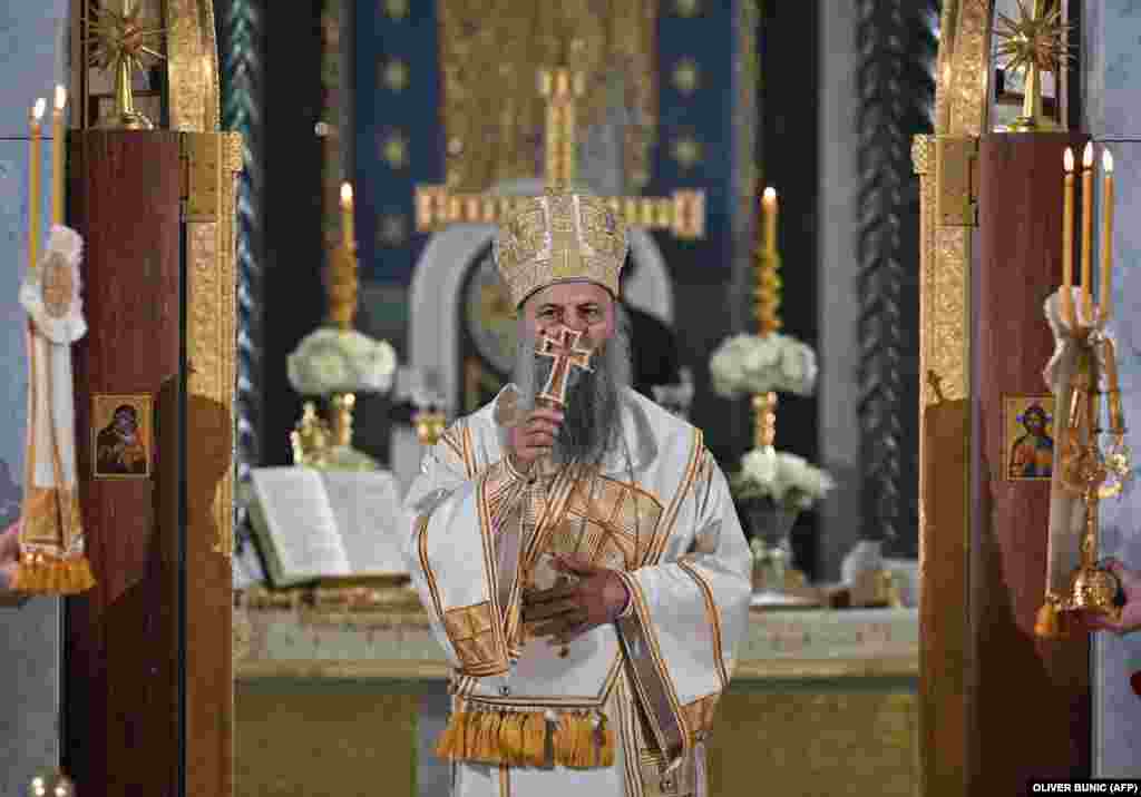 Kreu i Kishës Ortodokse Serbe, Patriarku Porfirije, duke udhëhequr meshën e Pashkëve në Kishën e Shën Savës në Beograd më 5 maj 2024.&nbsp;