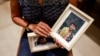Rachel Goldberg, majka Hersha Goldberga Polina, kojeg su Hamasovi militanti uzeli kao taoca u Pojas Gaze dok je bio na muzičkom festivalu u južnom Izraelu, drži fotografije svog sina u njihovoj kući, u Jerusalimu, 17. oktobra 2023. 