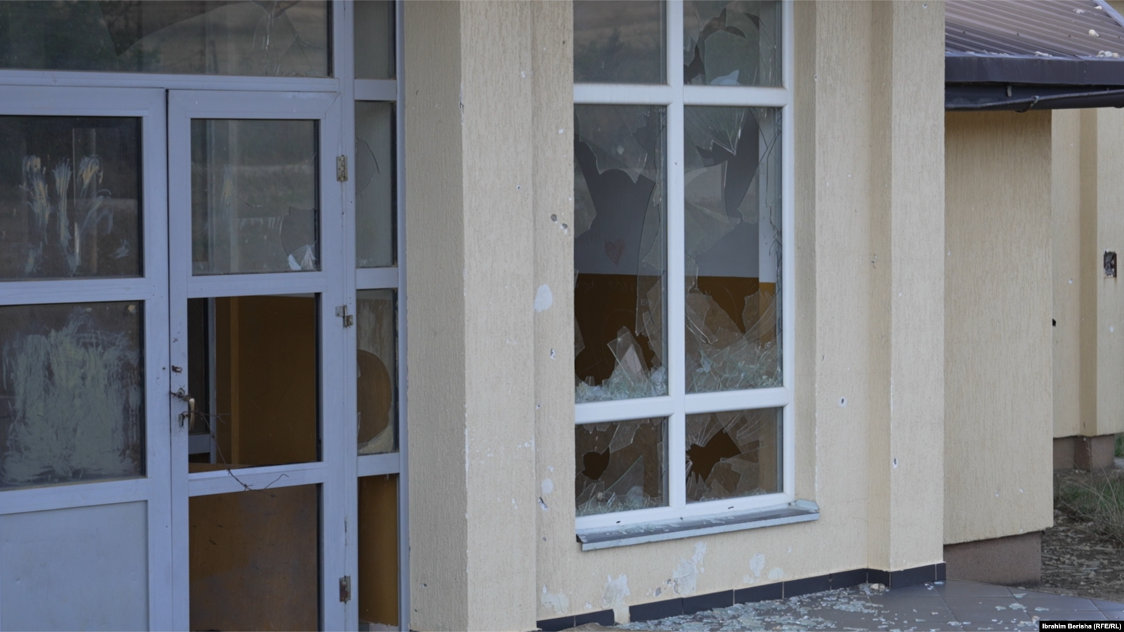 Xhamat e thyer të Shkollës “7 shtatori” në Abri të Epërme të Drenasit, e mbyllur nga viti 2018.