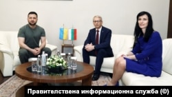 Владимир Зеленский в Софии с премьером Денковым и главой МИД Марией Габриэль 