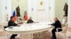 Președintele rus Vladimir Putin, ministrul rus al Apărării, Serghei Șoigu, și ministrul chinez al Apărării, Li Shangfu, la Moscova, Rusia, 16 aprilie 2023.
